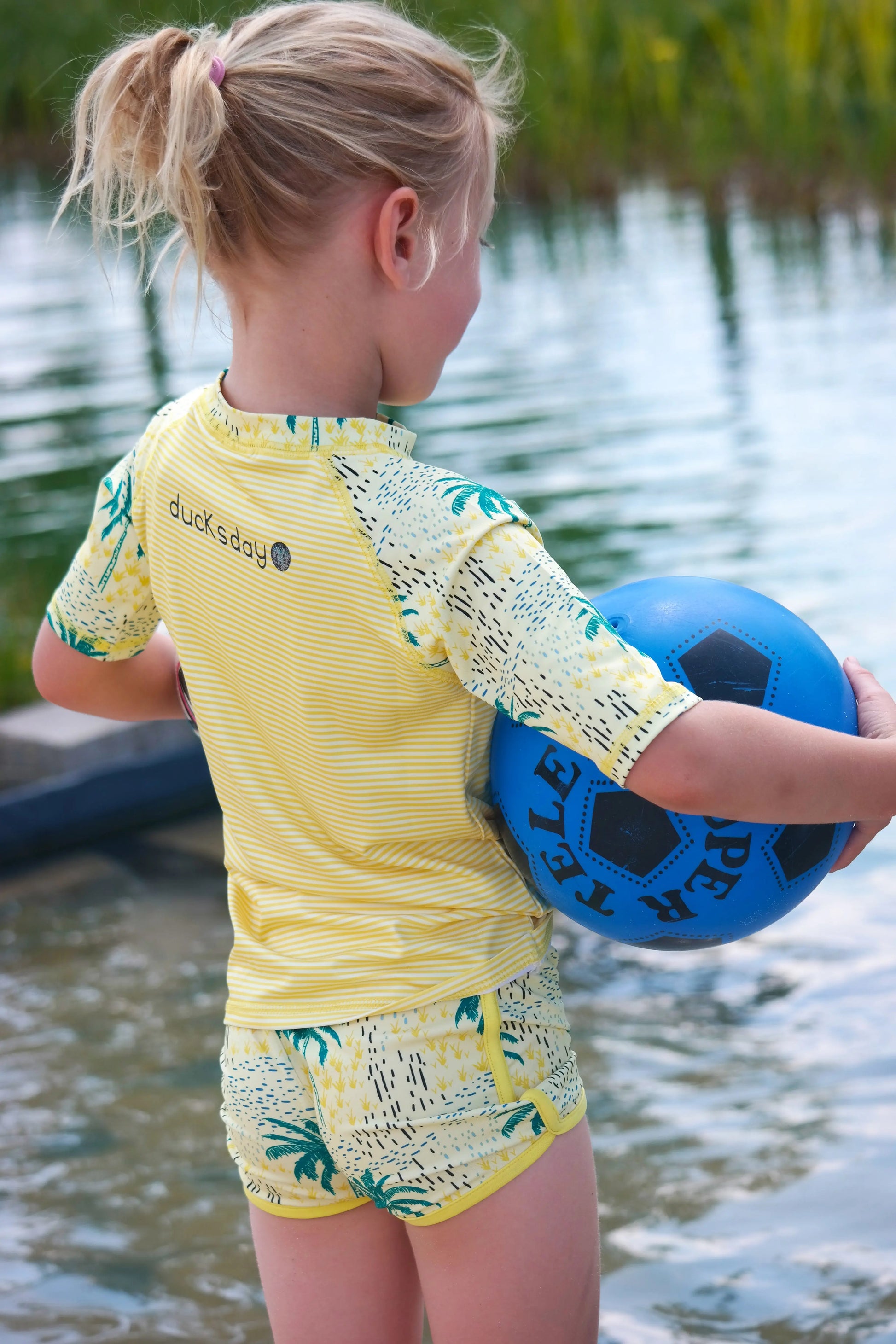 Unisex Short Sleeve Rash Guard UPF50+ ducksday