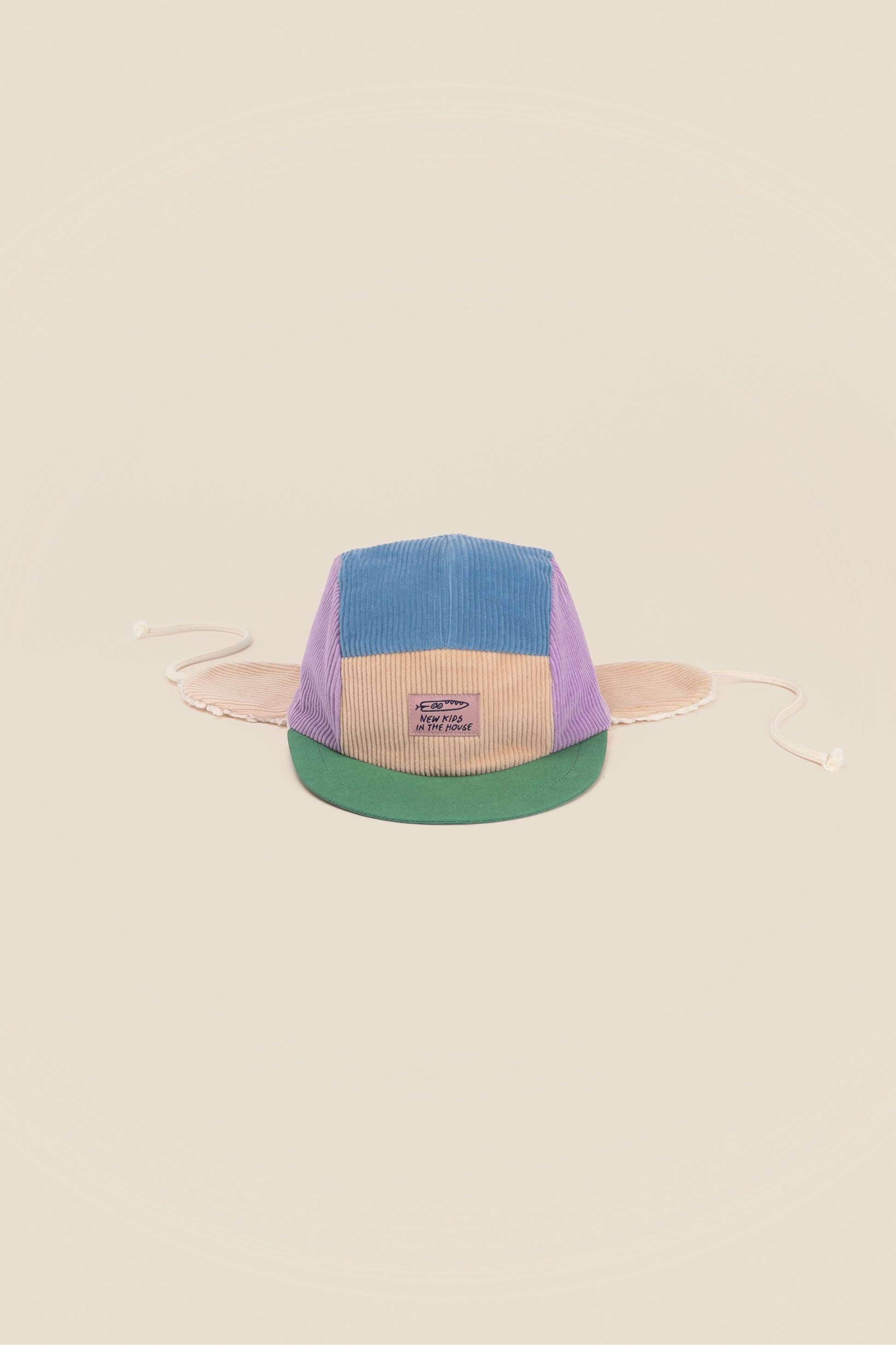 New Kids in the House Juniper 5-panel corduroy winter cap in forest green – handmade in Nuremberg, Germany with organic cotton plush lining and ear flaps.