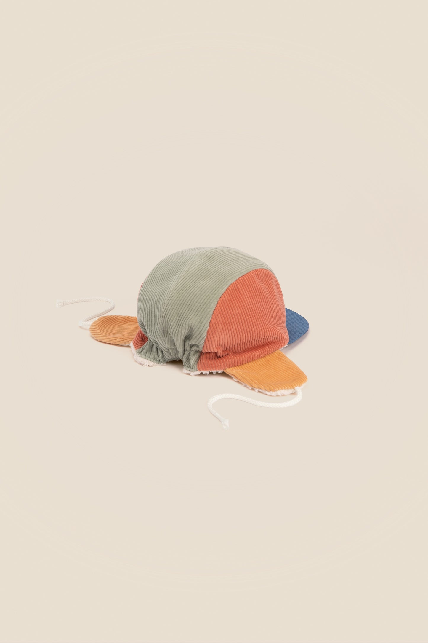 New Kids in the House Avila 5-panel winter cap in beige corduroy – organic cotton plush-lined hat for babies, kids, and teens, handmade in Nuremberg, Germany.