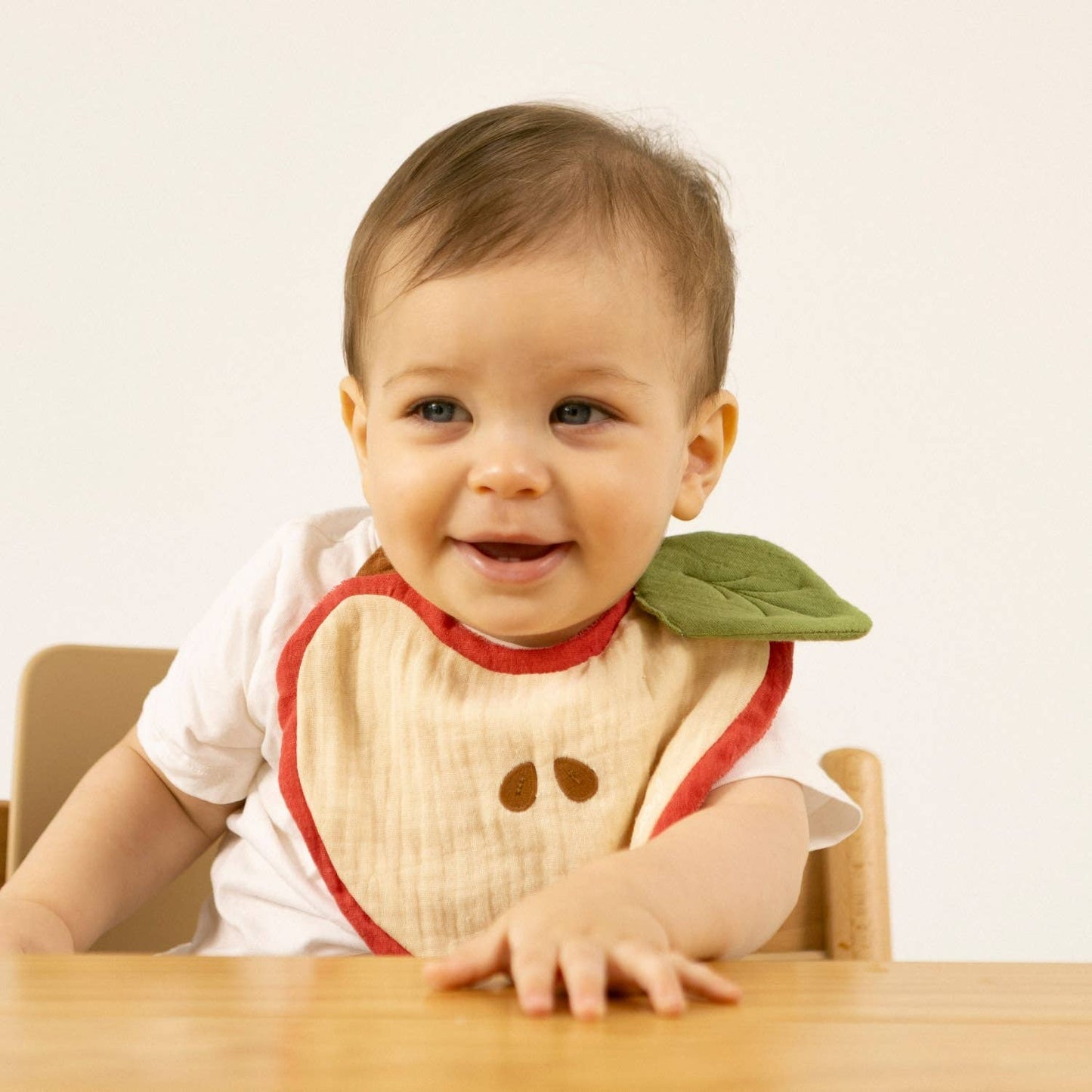 Oli & Carol Pepa the Apple Bib