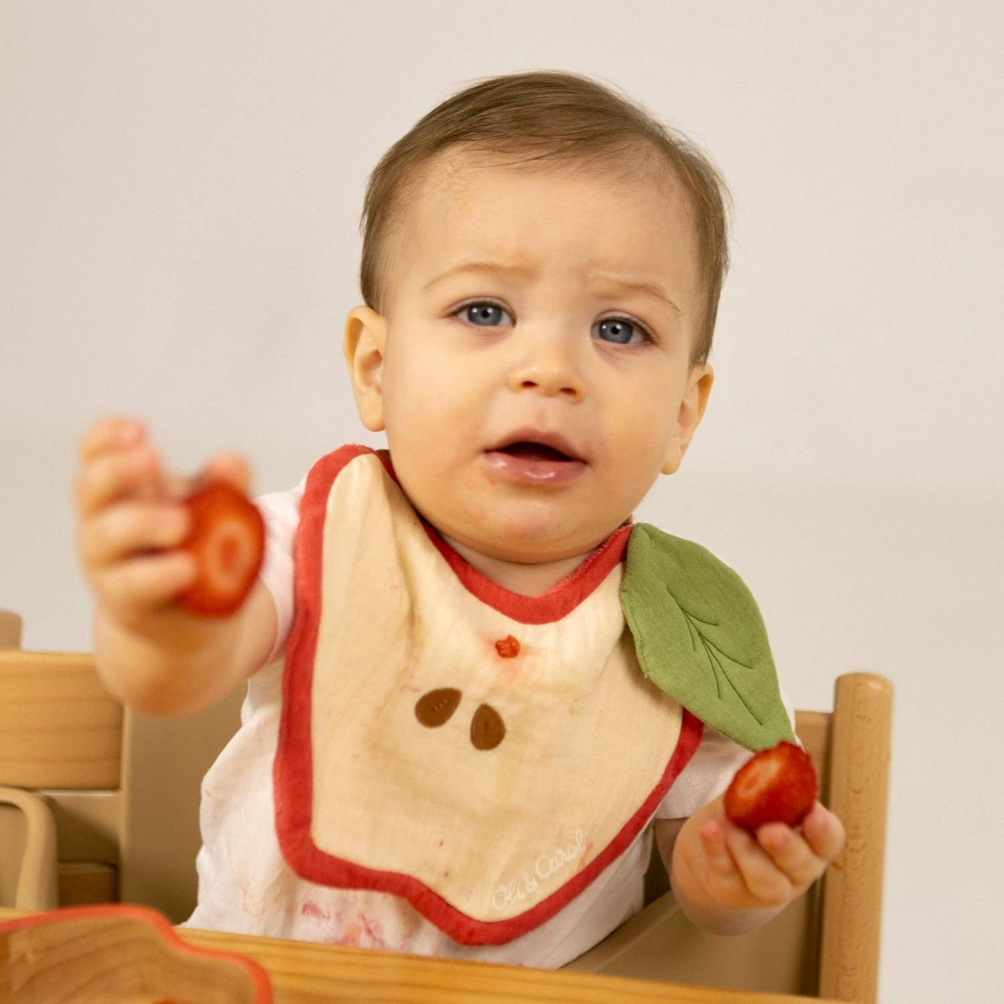 Oli & Carol Pepa the Apple Bib